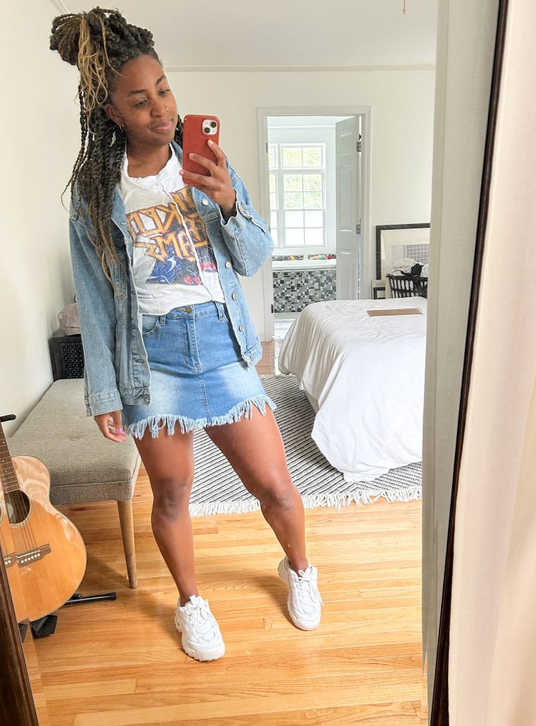 Mini denim skirt outfit ideas for moms