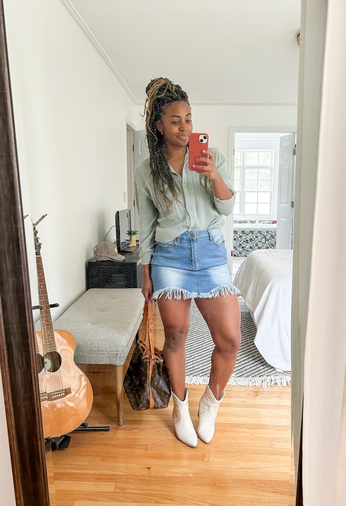 Mini denim skirt with cowboy boots - Mini Denim Skirt Outfit Ideas