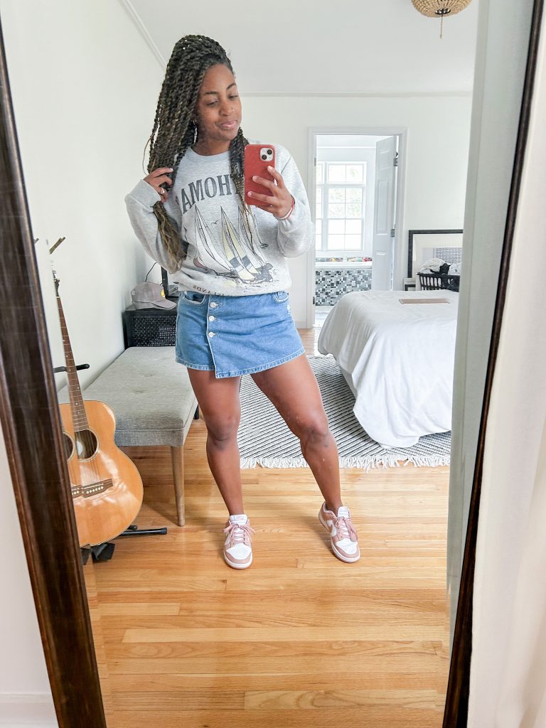 Mini skirt with sweatshirt - outfit idea