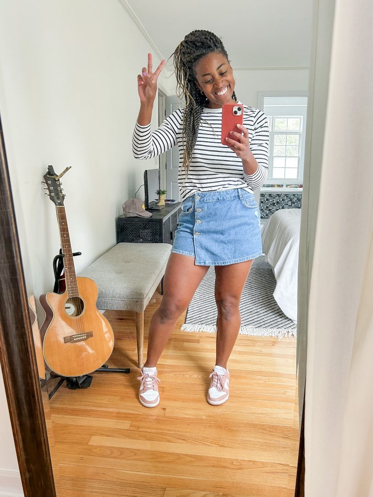 Striped tee with mini skirt outfit idea