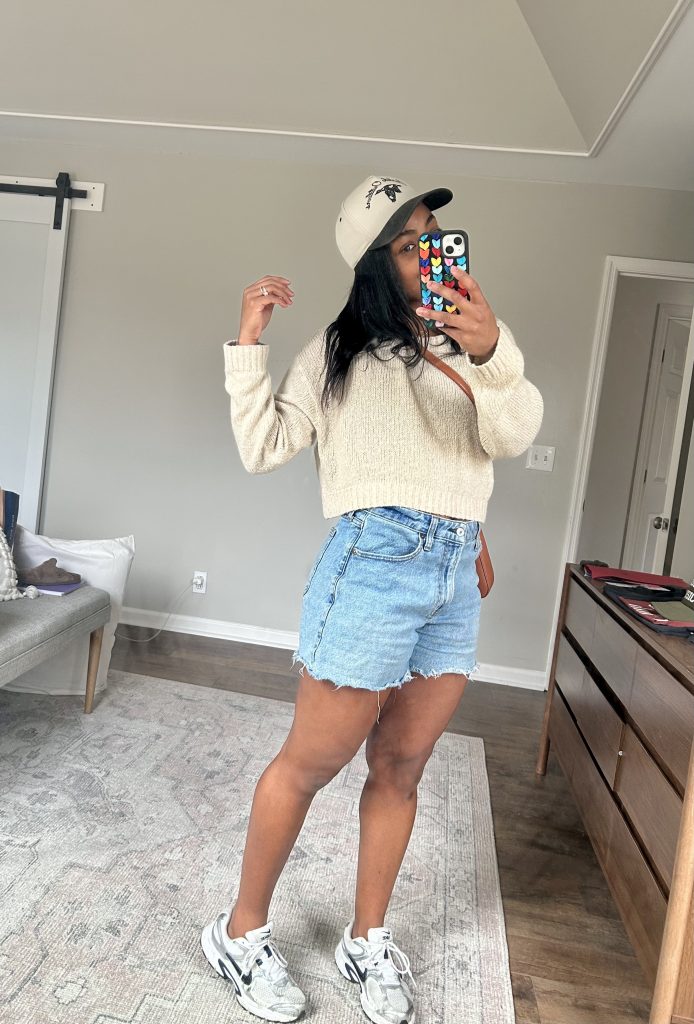 Spring break outfit inspo: Cropped Sweater, Denim Shorts and Sneakers